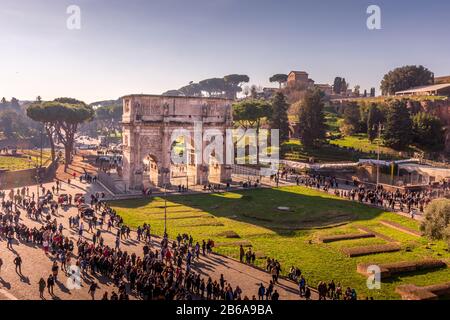 Die Südseite des Konstantinsbogens in Rom, Italien. Diese wurde im Dezember 2018 an einem sonnigen frühen Nachmittag aus dem kolosseum entnommen Stockfoto