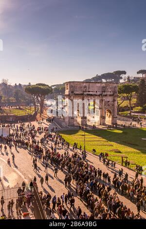 Die Südseite des Konstantinsbogens in Rom, Italien. Diese wurde im Dezember 2018 an einem sonnigen frühen Nachmittag aus dem kolosseum entnommen Stockfoto