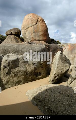 Massive Granit-Felsbrocken schmücken die Küste wie Naturplastiken in Wilsons Prom, Victoria, Australien Stockfoto