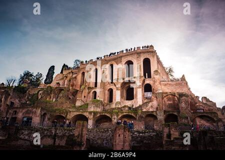 Blick auf den kaiserlichen Palast in Rom, Italien vom Forum Romanum. Am späten Nachmittag, als der Sonnenuntergang Pinks in den blauen Himmel einführt Stockfoto