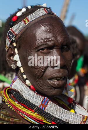 Toposa-Stammfrau mit Schikane im Gesicht, Staatschef Namorunyang, Kapoeta, Südsudan Stockfoto