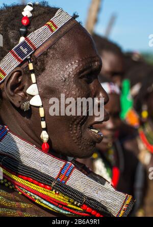 Toposa-Stammfrau mit Schikane im Gesicht, Staatschef Namorunyang, Kapoeta, Südsudan Stockfoto