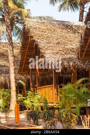 Strandhütten und Cottages aus Bambus, Tonfliesen und Kokosblättern. Bilder zum Konzept des Urlaubsziels in Goa, Indien.Urlaub und Reisen Stockfoto
