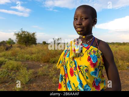 Porträt einer jungen Frau aus dem Stamm der Toposa, Staat Namorunyang, Kapoeta, Südsudan Stockfoto