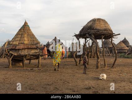 Toposa-Stamm in einem traditionellen Dorf mit Getreidespeicher, Namorunyang State, Kapoeta, Südsudan Stockfoto