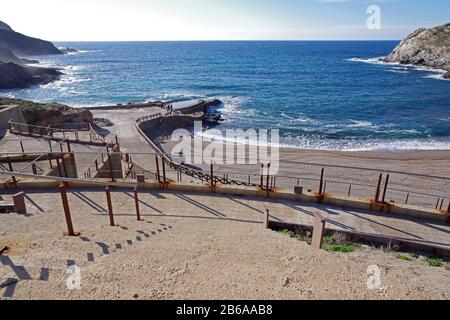 Das alte Bergarbeiterdorf Argentiera im Norden von Sardinien. Die Silbermine, eine der wichtigsten Italiens, war bis in die 1950er Jahre aktiv Stockfoto