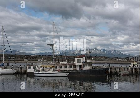 Blick auf die Schiffe und Boote im Hafen von Ushuaia, Argentinien Stockfoto