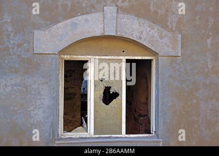 Das alte Bergarbeiterdorf Argentiera im Norden von Sardinien. Die Silbermine, eine der wichtigsten Italiens, war bis in die 1950er Jahre aktiv Stockfoto