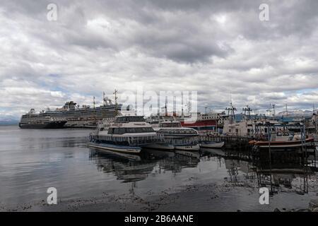 Blick auf die Schiffe und Boote im Hafen von Ushuaia, Argentinien Stockfoto