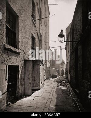 Schließen Sie Nr. 157, Bridgegate, Glasgow, Schottland in den 1870er Jahren. Foto von Den Alten Schotten und Straßen Glasgows, von dem schottischen Fotografen Thomas Annan 1829-1887. Stockfoto