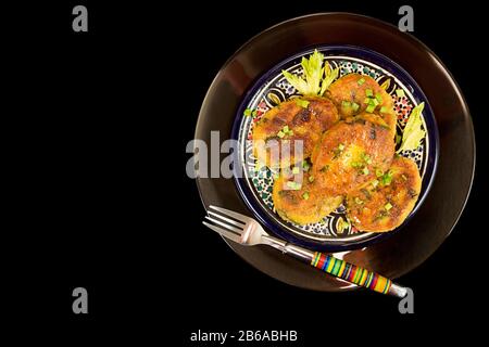 Platte aus hausgemachtem gebratenem Erbsenschikpea, auf schwarzem Hintergrund isoliert. Vegetarische Mahlzeit. Gesundes Konzept für organische Lebensmittel Stockfoto