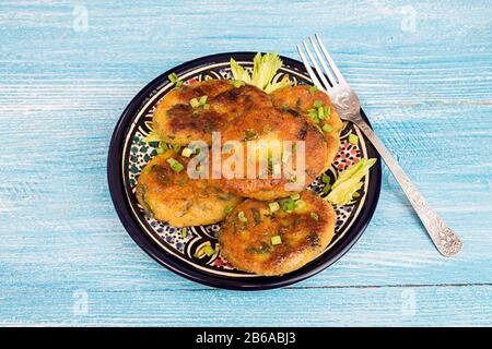 Platte aus hausgemachtem gebratenem Erbsenchikpea auf blauem Holzhintergrund. Vegetarische Mahlzeit. Gesundes Konzept für organische Lebensmittel Stockfoto