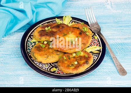 Platte aus hausgemachtem gebratenem Erbsenchikpea auf blauem Holzhintergrund. Vegetarische Mahlzeit. Gesundes Konzept für organische Lebensmittel Stockfoto