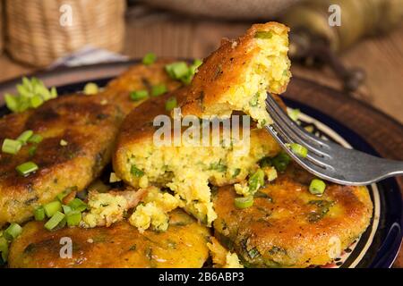 Stück hausgemachter gebratener Erbsenschikpea Fritter auf der Gabel. Vegetarische Mahlzeit. Gesundes Konzept für organische Lebensmittel Stockfoto