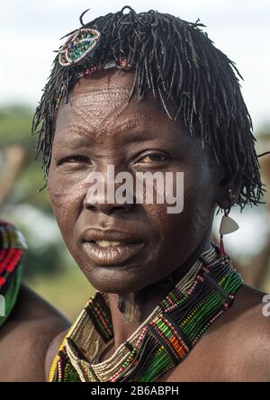 Toposa-Stammfrau mit Skarifizierungen im Gesicht und an der Stirn, Namorunyang State, Kapoeta, Südsudan Stockfoto