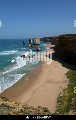 Die Twelve Apostles sind eine der markantesten Felsformationen der Welt an der Great Ocean Road, Victoria, Australien. Stockfoto