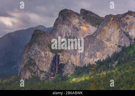 Blick vom Artist Point Trail im Yosemite National Park im Yosemite Valley, Kalifornien, USA. Stockfoto