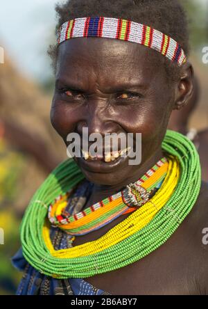 Porträt einer lächelnden Toposa-Stammfrau, Namorunyang State, Kapoeta, Südsudan Stockfoto