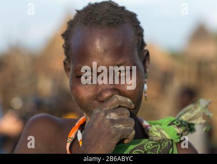 Porträt einer schüchternen Toposa-Stammfrau, Namorunyang State, Kapoeta, Südsudan Stockfoto