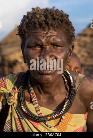 Porträt einer Toposa-Stammfrau, Namorunyang State, Kapoeta, Südsudan Stockfoto