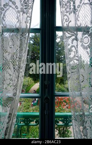 Blick auf die Gärten von Claude Monet's House vom Schlafzimmerfenster im zweiten Stock.Giverny.Region Normandie.France Stockfoto