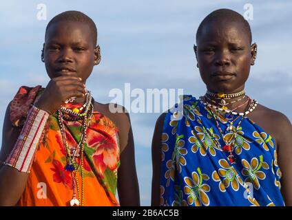 Toposa-Stamm junge Frauen in traditioneller Kleidung, Namorunyang State, Kapoeta, Südsudan Stockfoto