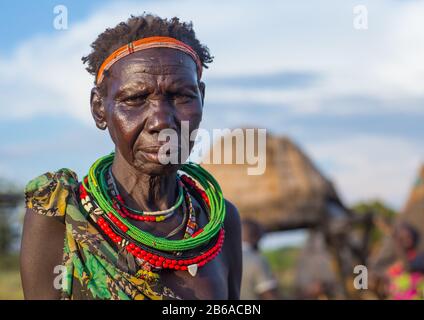 Porträt einer erwachsenen Toposa-Stammfrau, Namorunyang State, Kapoeta, Südsudan Stockfoto