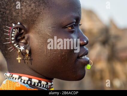 Porträt einer Toposa-Stammfrau mit Schikanen auf der Wange, Namorunyang State, Kapoeta, Südsudan Stockfoto