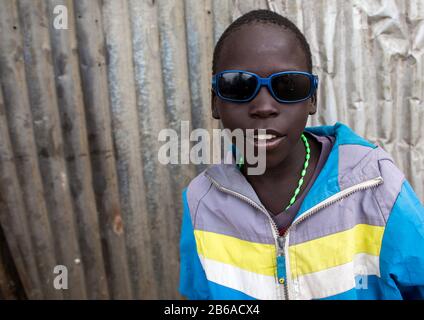 Porträt eines Toposa-Jungen mit Sonnenbrille, Namorunyang State, Kapoeta, Südsudan Stockfoto