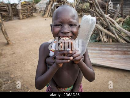 Lächelndes Toposa-Stammmädchen in einem Dorf, Namorunyang State, Kapoeta, Südsudan Stockfoto