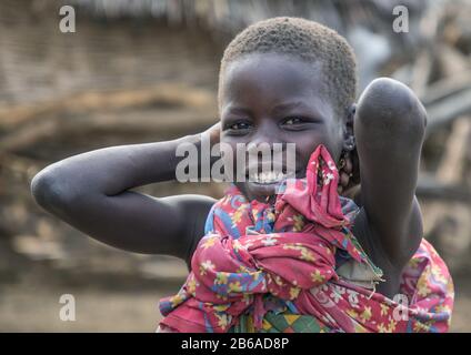 Lächelndes Toposa-Stammmädchen in einem Dorf, Namorunyang State, Kapoeta, Südsudan Stockfoto