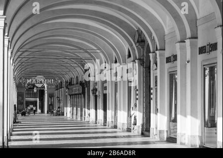 Eingang der alten Bankzentrale Intesa Sanpaolo an der zentralen Piazza San Carlo (Turin) Stockfoto