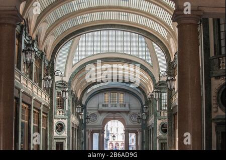 Einige Details der Galleria san Federico in Turin: Alte Heimat der Zeitung La Stampa