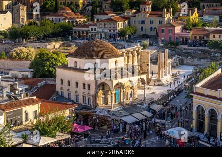 Athen, Griechenland - 9. Oktober 2019 - Der beliebte Monastiraki-Platz ist das muss für Touristen in Athen Stockfoto