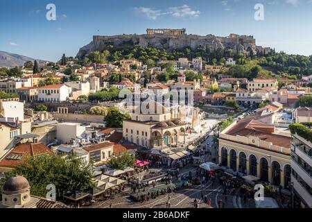 Athen, Griechenland - 9. Oktober 2019 - Der beliebte Monastiraki-Platz und die uralte Akropolis sind die Orte, die Touristen in Athen unbedingt besuchen müssen Stockfoto