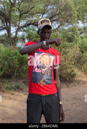 Junger Mann aus dem Stamm der Toposa, der westliche Kleidung trägt, Namorunyang State, Kapoeta, Südsudan Stockfoto