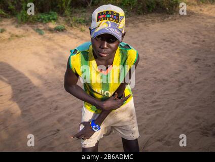 Junger Mann aus dem Stamm der Toposa, der westliche Kleidung trägt, Namorunyang State, Kapoeta, Südsudan Stockfoto