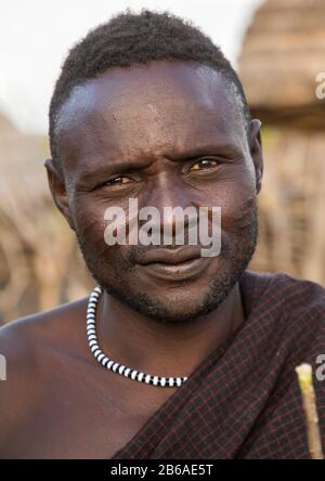 Porträt eines Toposa-Stammmannes mit Narben auf den Wangen, Namorunyang State, Kapoeta, Südsudan Stockfoto