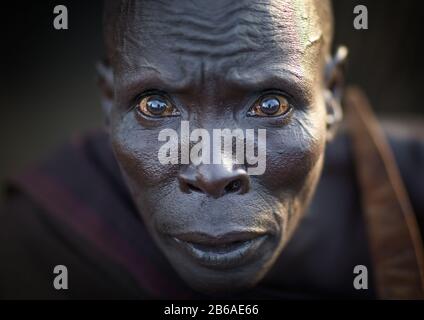 Porträt eines Toposa-Stammmannes mit schockierten großen Augen, Namorunyang State, Kapoeta, Südsudan Stockfoto