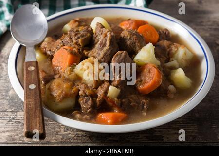 Irisches Rindfleisch mit Karotten und Kartoffeln auf Holztisch eintöpfen Stockfoto