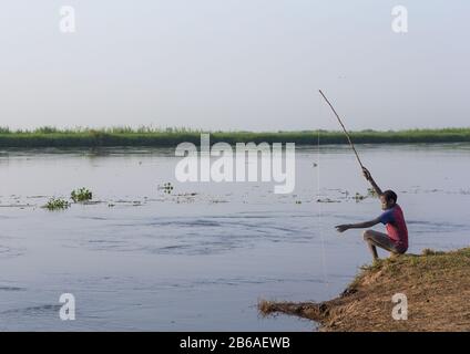 Mundari Stamm, der im Nil, in Zentraläquatoria, Terekeka, im Südsudan fischt Stockfoto