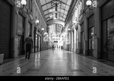 Galleria Umberto I (Torino) : die Glasgalerie mit Geschäften und Cafés wurde nach dem Jahr 1884auf einem Projekt von lorenzo Nietti errichtet Stockfoto