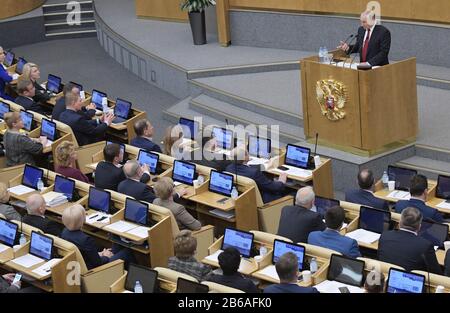 Moskau, Russland, 10. März 2020. (200310) -- MOSKAU, 10. März 2020 (Xinhua) -- der russische Präsident Wladimir Putin wendet sich an die Gesetzgeber während einer Sitzung der Staatsduma, dem Unterhaus des russischen parlaments, in Moskau, Russland, am 10. März 2020. Der russische Präsident Wladimir Putin sagte am Dienstag, dass er am Präsidentschaftswahlkampf 2024 teilnehmen könne, wenn das Verfassungsgericht des Landes dies billigte. (Sputnik/Handout über Xinhua) Credit: Xinhua/Alamy Live News Stockfoto