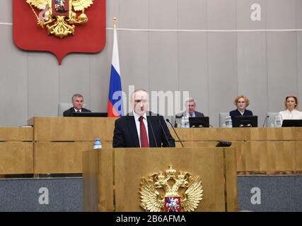 Moskau, Russland, 10. März 2020. (200310) -- MOSKAU, 10. März 2020 (Xinhua) -- der russische Präsident Wladimir Putin wendet sich an die Gesetzgeber während einer Sitzung der Staatsduma, dem Unterhaus des russischen parlaments, in Moskau, Russland, am 10. März 2020. Der russische Präsident Wladimir Putin sagte am Dienstag, dass er am Präsidentschaftswahlkampf 2024 teilnehmen könne, wenn das Verfassungsgericht des Landes dies billigte. (Sputnik/Handout über Xinhua) Credit: Xinhua/Alamy Live News Stockfoto