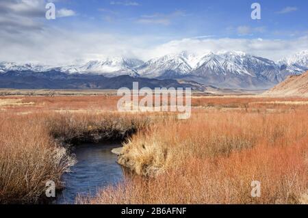 Owens River im Owens Valley und in den Sierra Nevada Mountains in einem trockenen Winter mit niedrigem Schnee Stockfoto