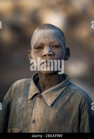 Porträt eines Mundai-Stammjungen, der mit Asche bedeckt ist, um Fliegen und Stechmücken in einem Viehlager, Central Equatoria, Terekeka, Südsudan abzuwehren Stockfoto