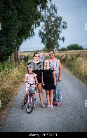 Frau mit 3 Kindern auf einer Landstraße