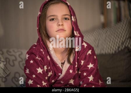 Porträt eines zehnjährigen Mädchens, das sich zu Hause krank fühlt. Stockfoto