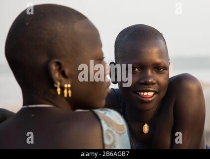 Porträt der jungen Frauen aus dem Stamm der Mundari, Central Equatoria, Terekeka, Südsudan Stockfoto