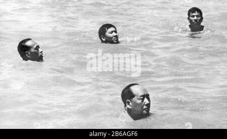Mao ZEDONG - Vorsitzender Mao - (1893-1976) chinesischer kommunistischer Führer, der am 16. Juli 1966 im Alter von 72 Jahren, umgeben von seinen Leibwächtern, einen Sprung in den Jangtsekiang machte. Stockfoto